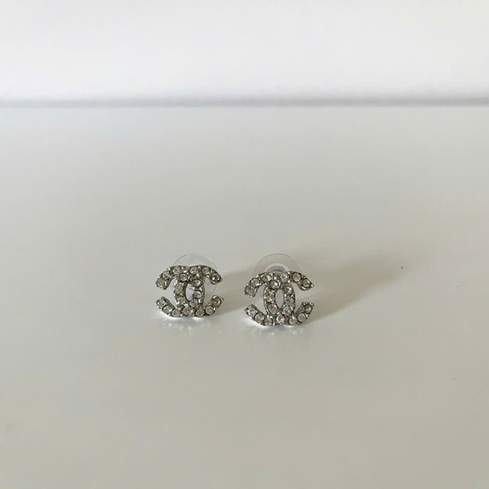 ❌SOLD❌ CHANEL CC Logo Earrings - Picture 5 of 6